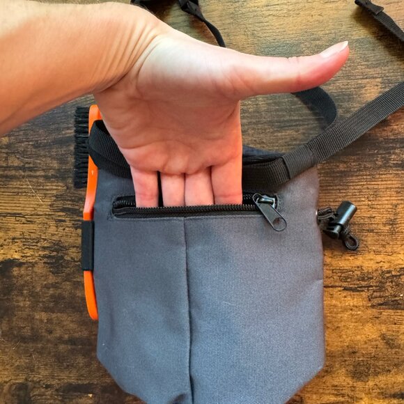 E9 Climbing/Bouldering Chalk Bag w/ Adjustable Strap & Chalk Brush | Navy/Black - Picture 6 of 10